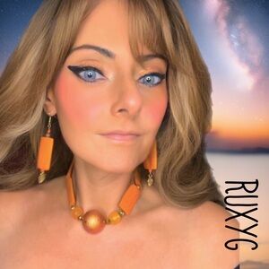 🌺50% off April 🌺Orange and Gold Necklace and Earring Set